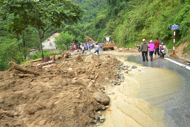 Lai[-]Châu:[-]Hai[-]người[-]bị[-]đất[-]đá[-]vùi[-]lấp[-]mất[-]tích[-]